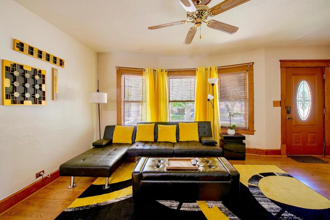 The Amber Retreat - Brooklyn Centre Comfort - Charming Space For Families, Couples & Business Travelers Near Downtown - With 300Mb Wifi, Parking & Self Check-In Cleveland Dış mekan fotoğraf